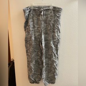 XL American Eagle Camo Capris